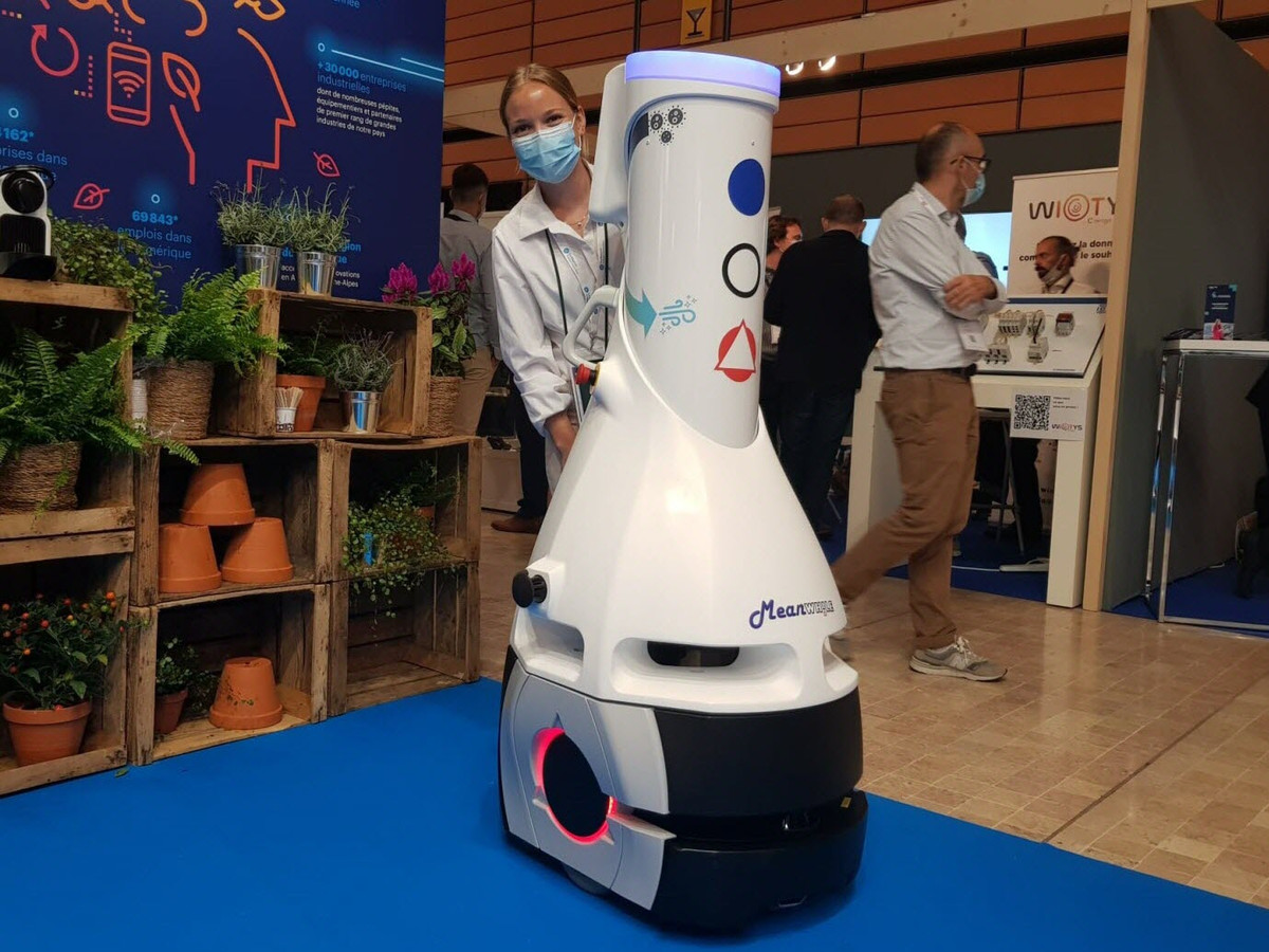Autonomous Robots Revolutionize Medical Transportation | ROOTE